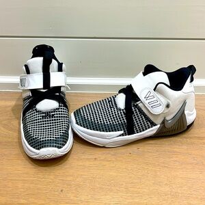 Nike. Kids. LeBron Witness VII Basketball shoes. Black and White. Size 3. Youth.
